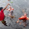 They feel very smooth and rubbery at touch. It's a strange sensation the first time they rub against your legs. Eles são muito lisos e como borracha. Dá uma sensação muito estranha a primeira vez que eles tocam nas nossas pernas. : Amazonas, Brazil, Manaus